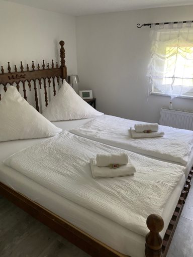 Antikes Holzbett 180cmx200cm mit Blick in den Garten